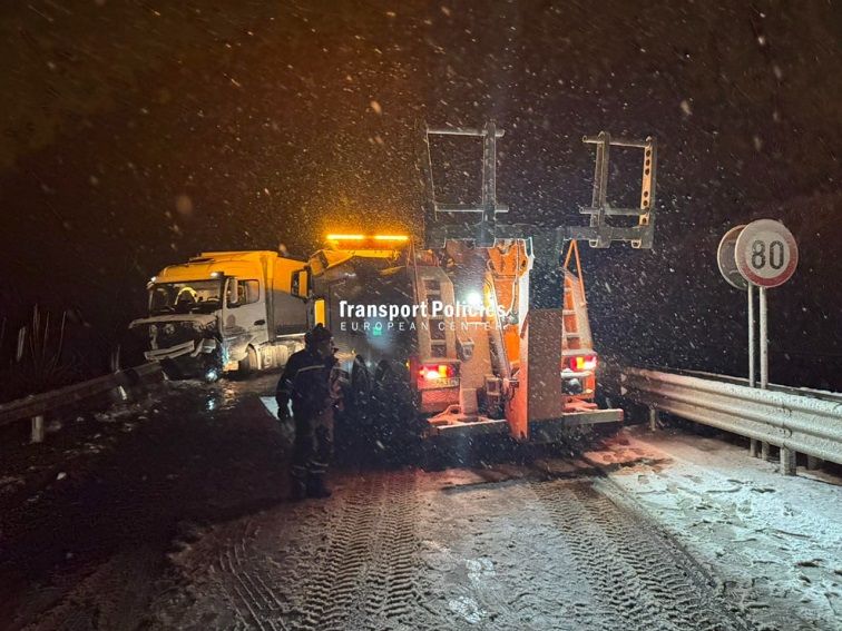 Тежък инцидент затвори пътя Мездра–Ботевград след самокатастрофирал камион