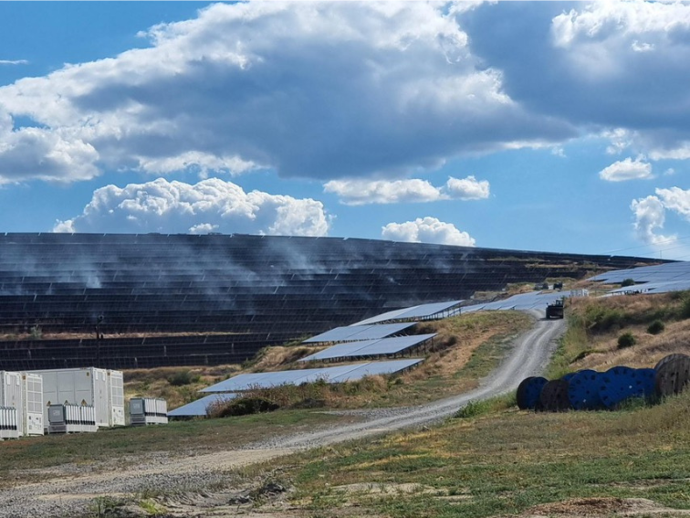 ОГЪН ПОД СОЛАРНИТЕ ПАНЕЛИ: ПОЖАР ОБХВАНА ФОТОВОЛТАИЧЕН ПАРК КРАЙ БОБОВ ДОЛ