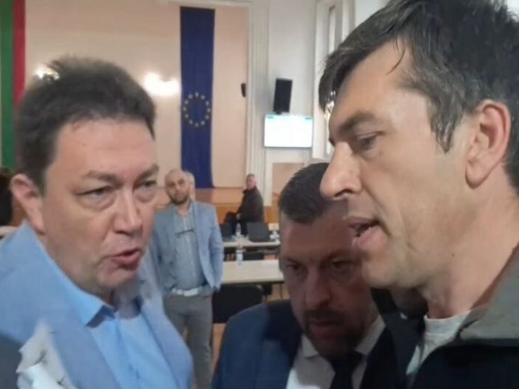 Напрежение и сблъсъци белязаха заседанието на Общинския съвет в Петрич заради проект за фотоволтаична централа