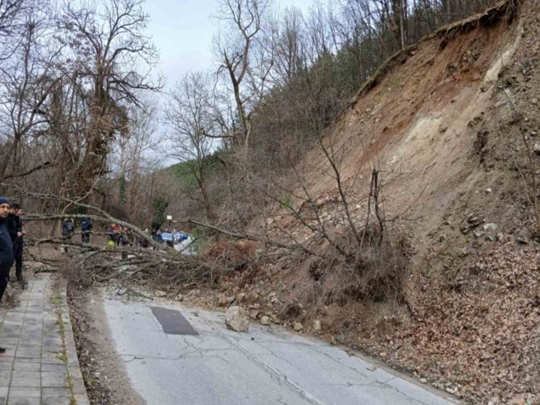 Свлачища затвориха пътя към парк „Бачиново“ и пътя за село Кремен