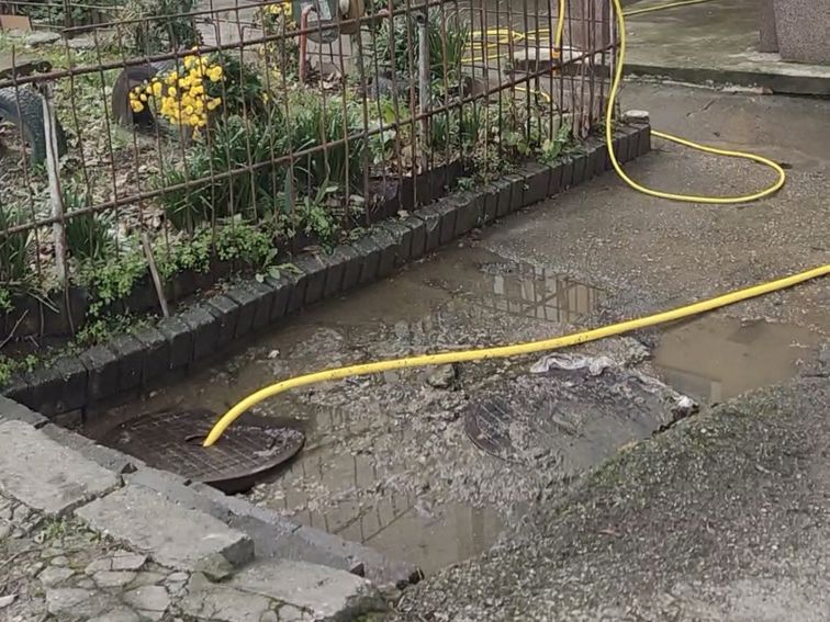 Тежък проблем с наводнени мазета в блок 62 в квартал Балик