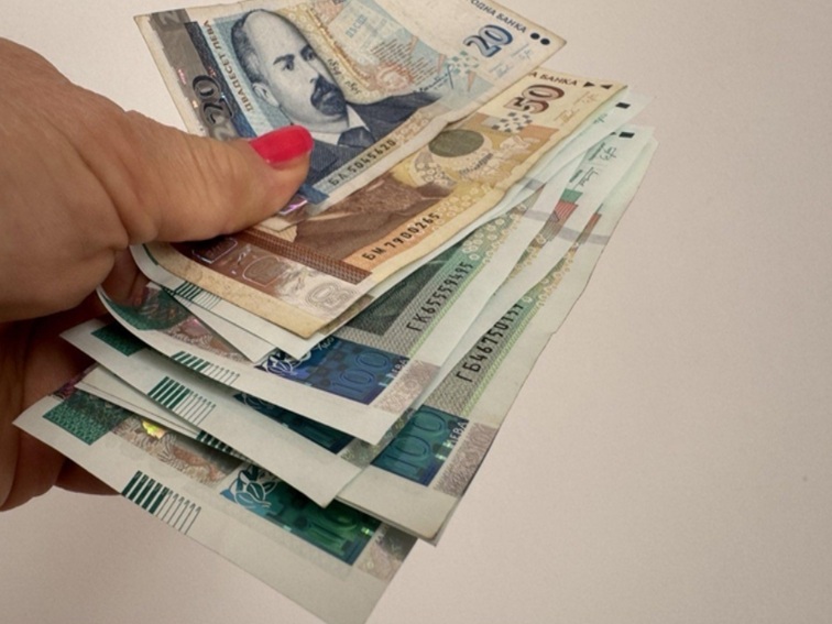 Минималната заплата догодина може да стигне 1200 лева по сегашния механизъм