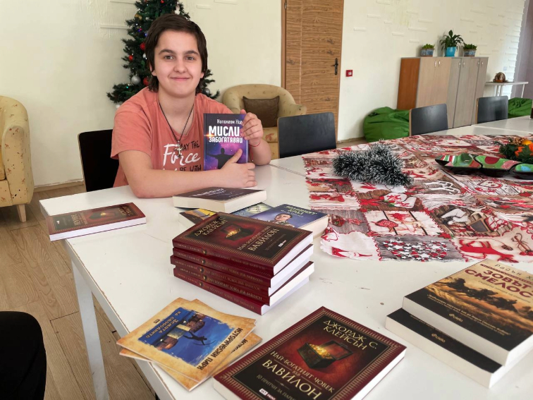 Млад българин дари средства за книги в помощ на подрастващите