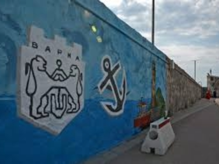 По идея на Община Варна художници изрисуват участък от стената на вълнолома край Морска гара