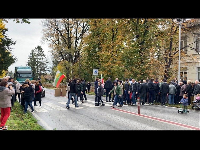 Жители от Поликраище в протест срещу безводието блокираха пътя Русе - Велико Търново