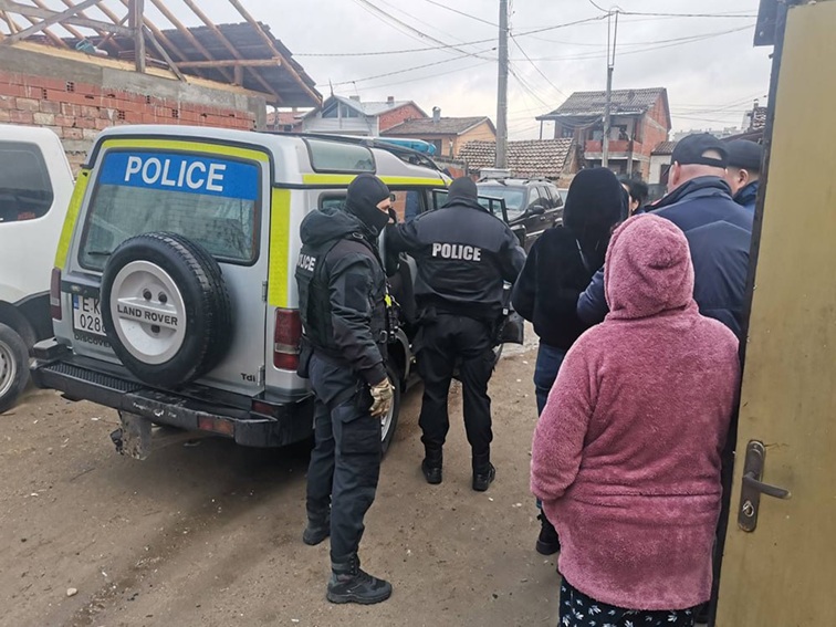 Десетки задържани и образувани производства в Пиринско при акцията