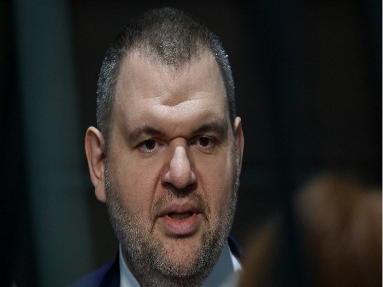 Бойко иска 120 лв. коледни надбавки за пенсионерите, Пеевски стои плътно зад него