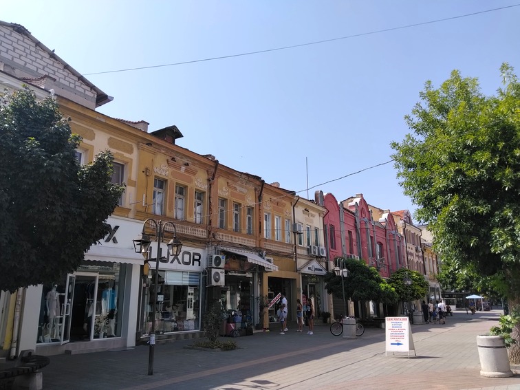 В сърцето на Тракия красотата се крие зад рекламни винили