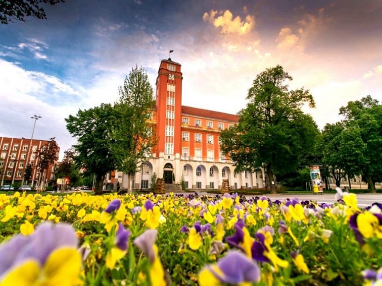 Младежи от Плевен представят идеи за бъдещето на града в среща с местната власт на 20 октомври