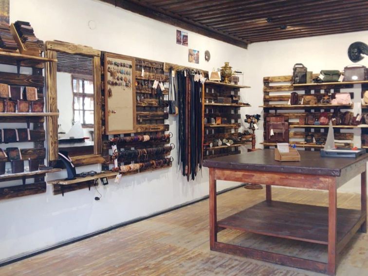 Ателие съживява книговезането и кожарството в „Стария Добрич“