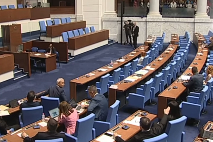 МАСКИТЕ В ПАРЛАМЕНТА ПАДНАХА - ВИДЕО