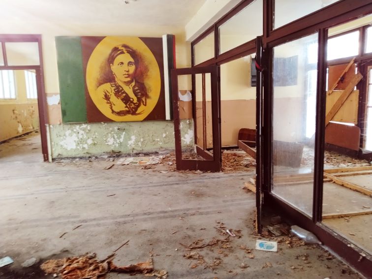 Между процедурните чествания, паметта на Райна Княгиня и истинското родолюбие