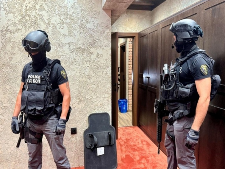ГДБОП задържа 13 души за насилствени действия, сред тях е и издирван от Интерпол