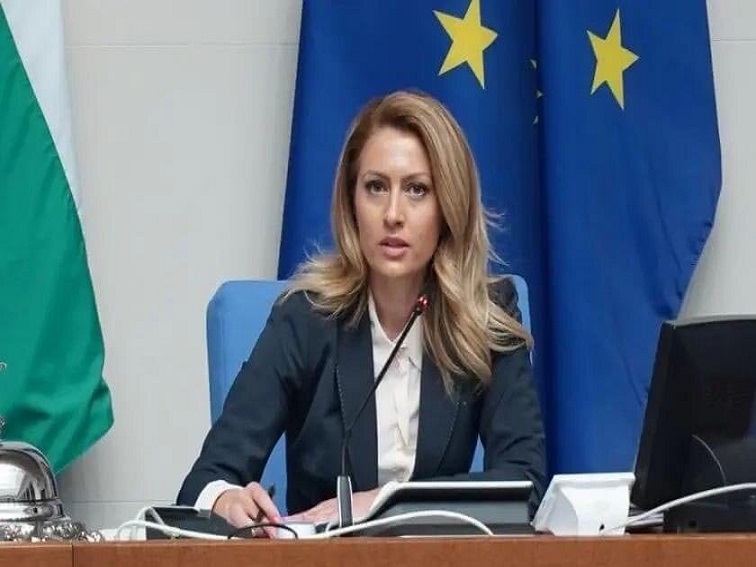 Микрофон хвана нецензурна реплика на Рая Назарян към депутатите