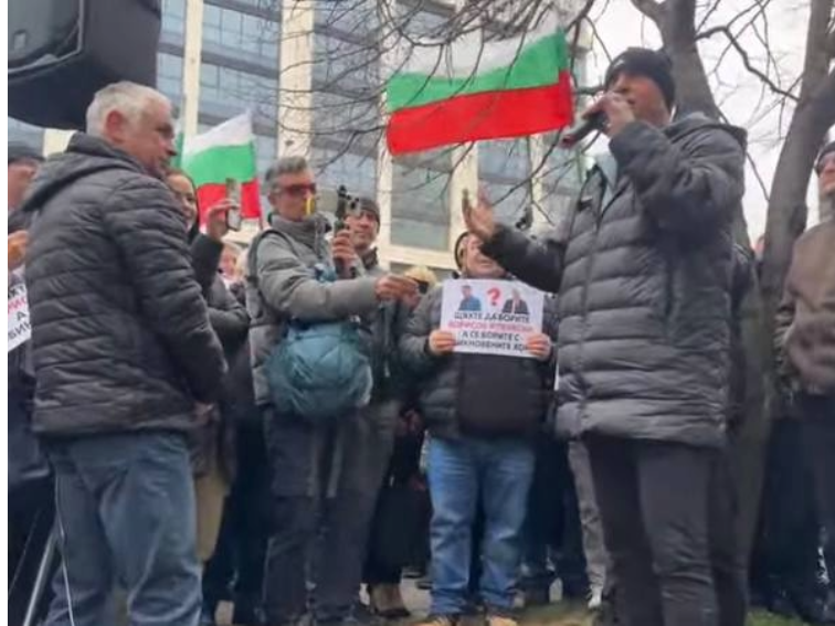 Протест на Киро Брейка събра стотици хора пред Софийска адвокатска колегия