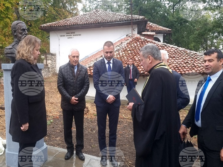 Председателят на Народното събрание Наталия Киселова участва в откриването на паметник на румънския крал Карол I в Пордим