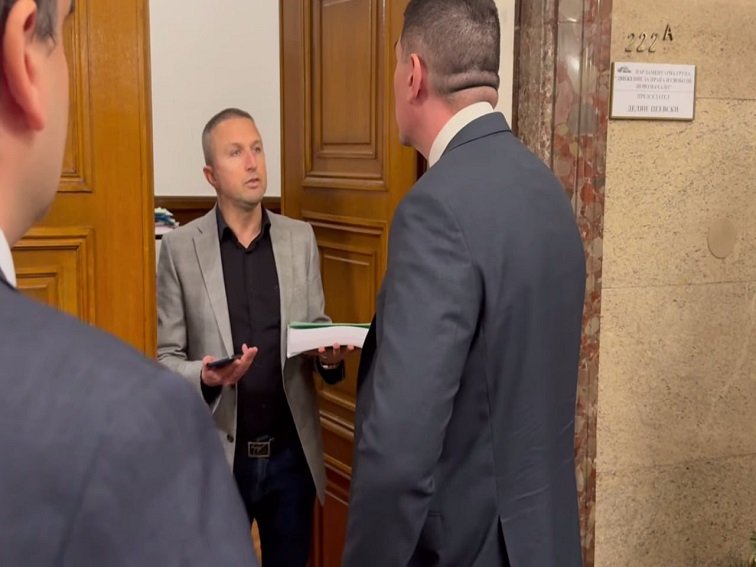 Ради, ти си подлога! Оставка и затвор!