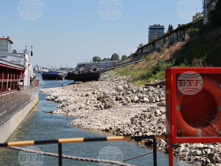 Ниското ниво на Дунав затруднява корабоплаването край Белене