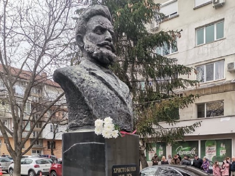 Плевен отбелязва 178 години от рождението на Христо Ботев с тържествен ритуал