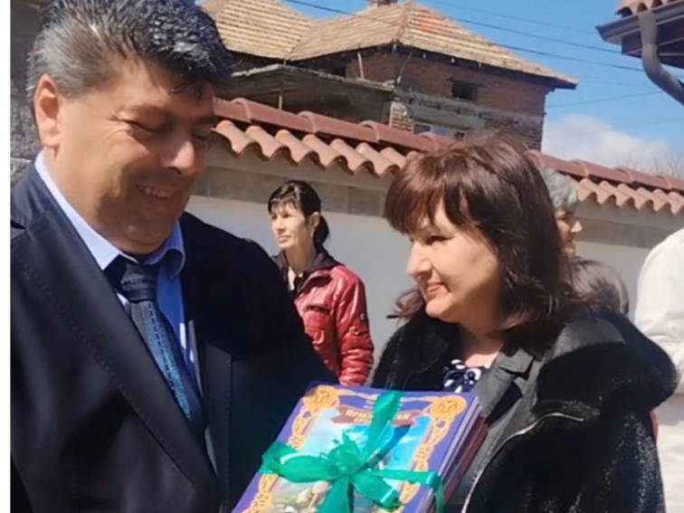 Сдружение “Родолюбци за Карлово” подари книги на новото училище в село Климент
