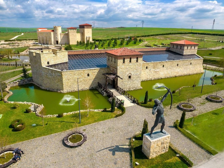 Сдружение "Родолюбци за Карлово" изпраща ученици на екскурзия в Исторически парк, въпреки дискриминацията